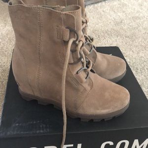 Sorel girls boots size 4